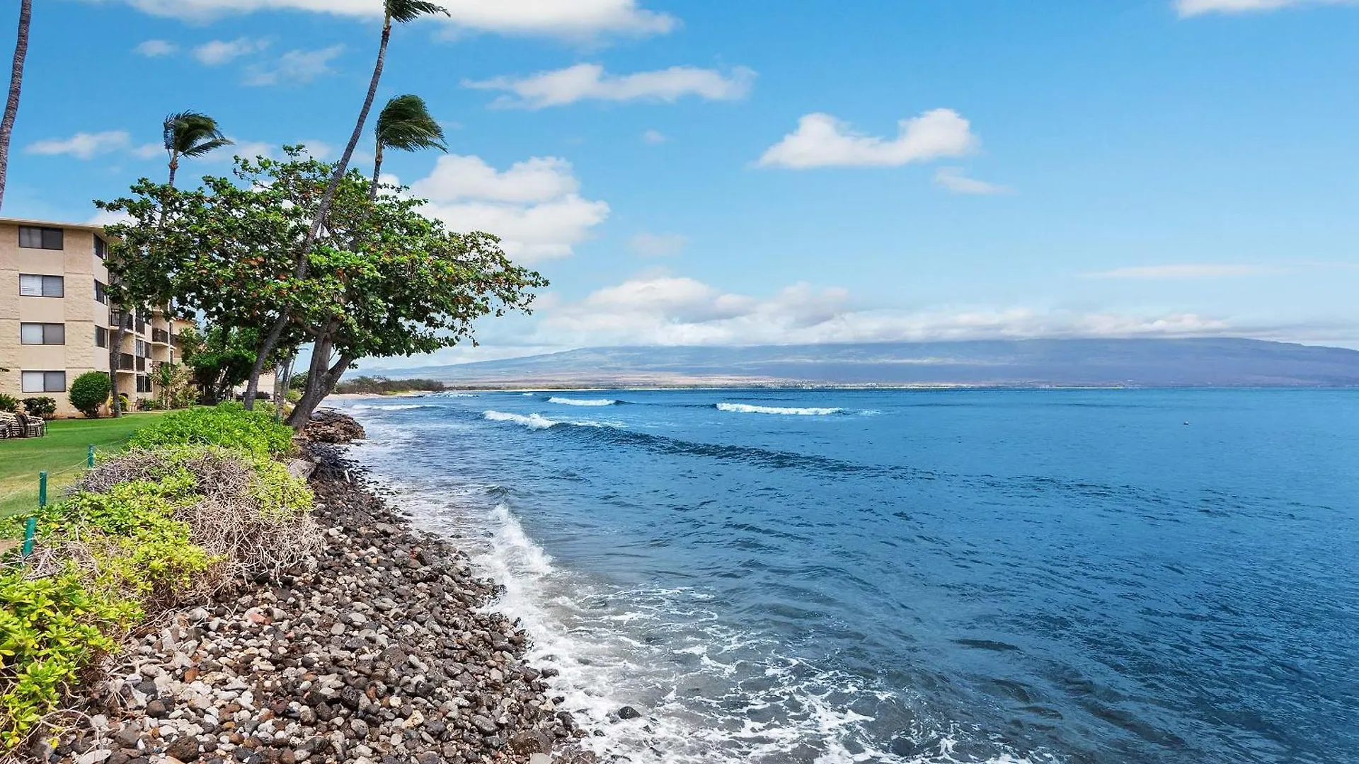 Lauloa 410 - Top Floor, Direct Ocean Front, Stunning Renovation, Wi-Fi, Split Ac Wailuku