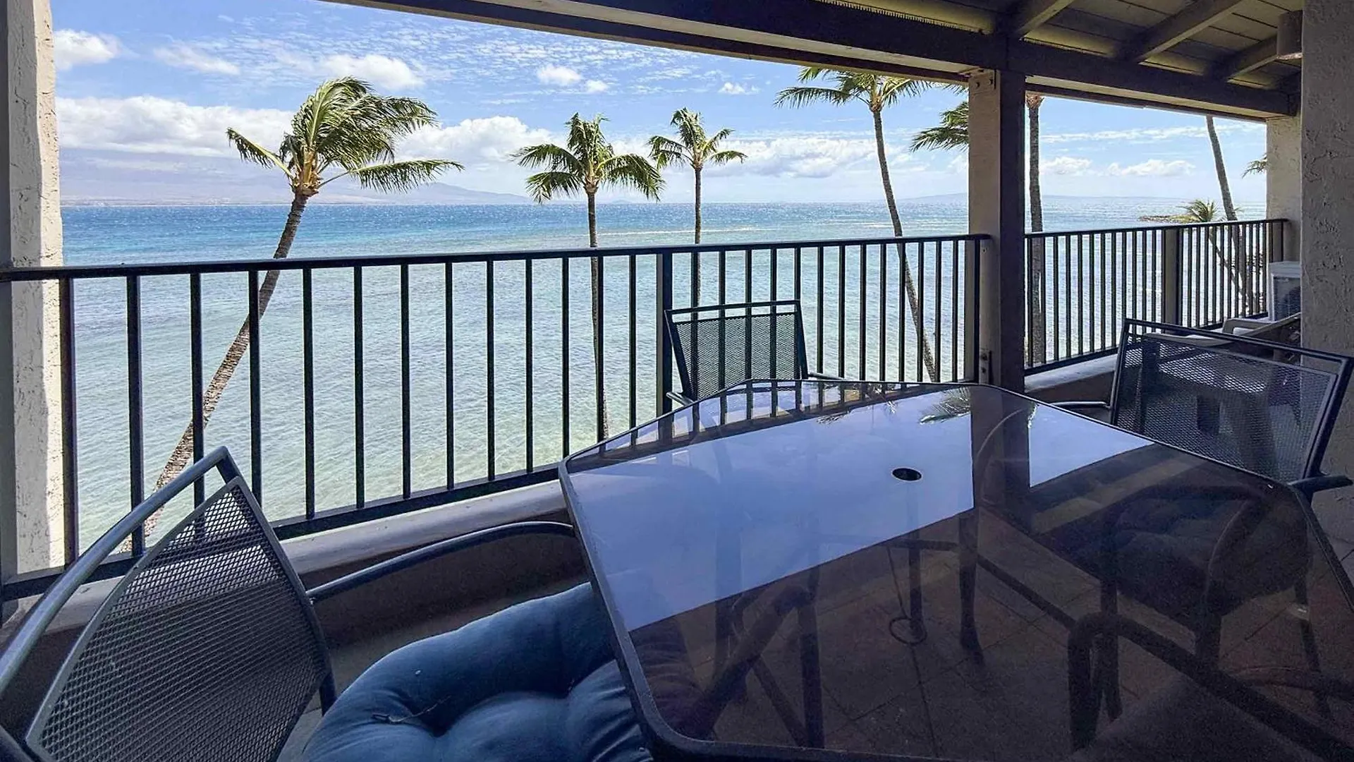 Holiday home Lauloa 410 - Top Floor, Direct Ocean Front, Stunning Renovation, Wi-Fi, Split Ac Wailuku
