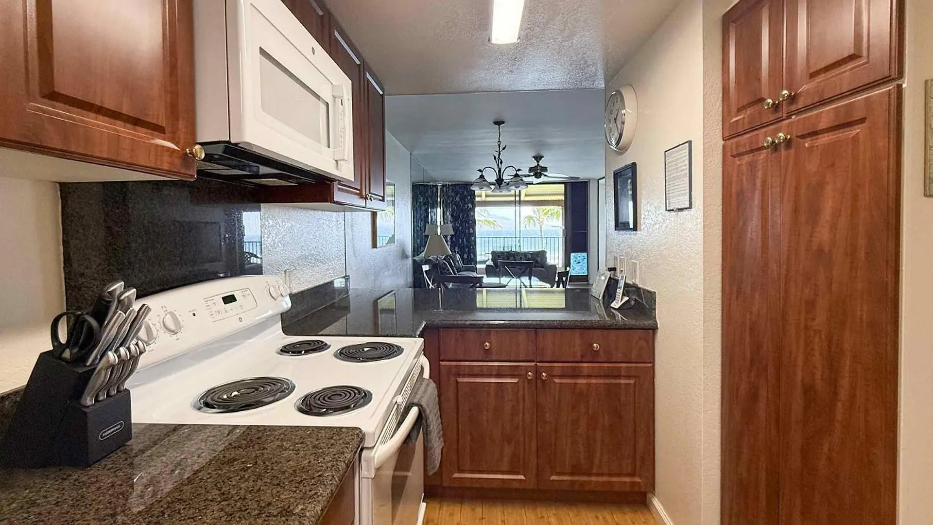 Lauloa 410 - Top Floor, Direct Ocean Front, Stunning Renovation, Wi-Fi, Split Ac Wailuku Holiday home