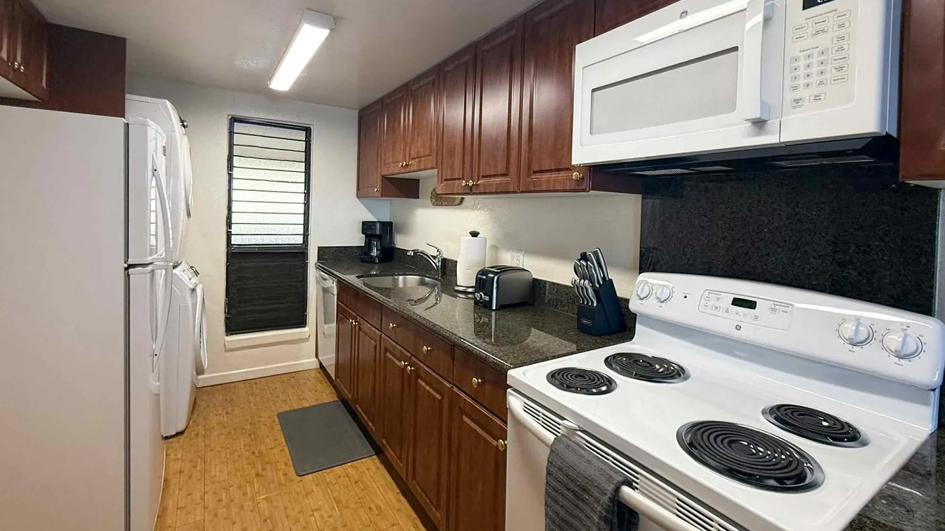 Holiday home Lauloa 410 - Top Floor, Direct Ocean Front, Stunning Renovation, Wi-Fi, Split Ac Wailuku United States