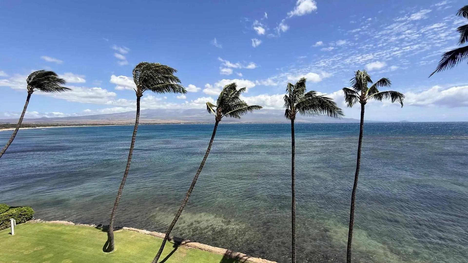 Holiday home Lauloa 410 - Top Floor, Direct Ocean Front, Stunning Renovation, Wi-Fi, Split Ac Wailuku