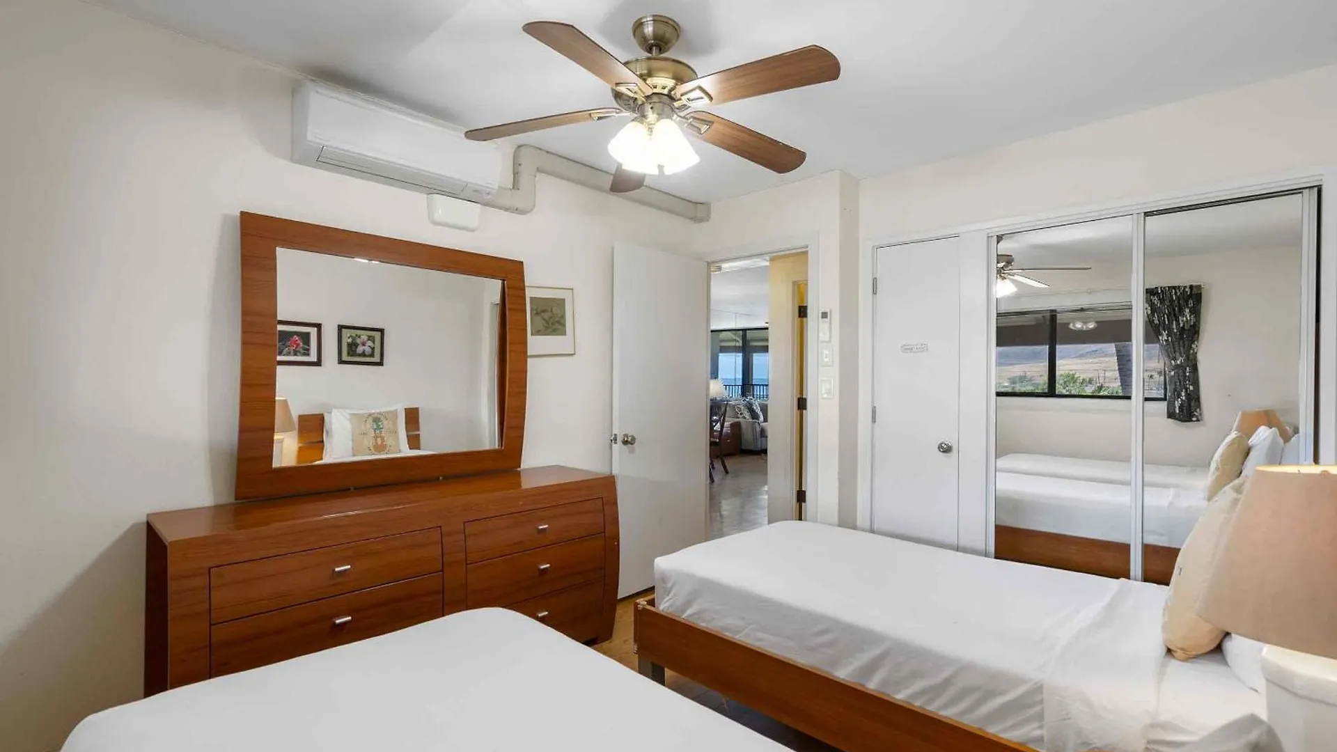Lauloa 410 - Top Floor, Direct Ocean Front, Stunning Renovation, Wi-Fi, Split Ac Wailuku Holiday home
