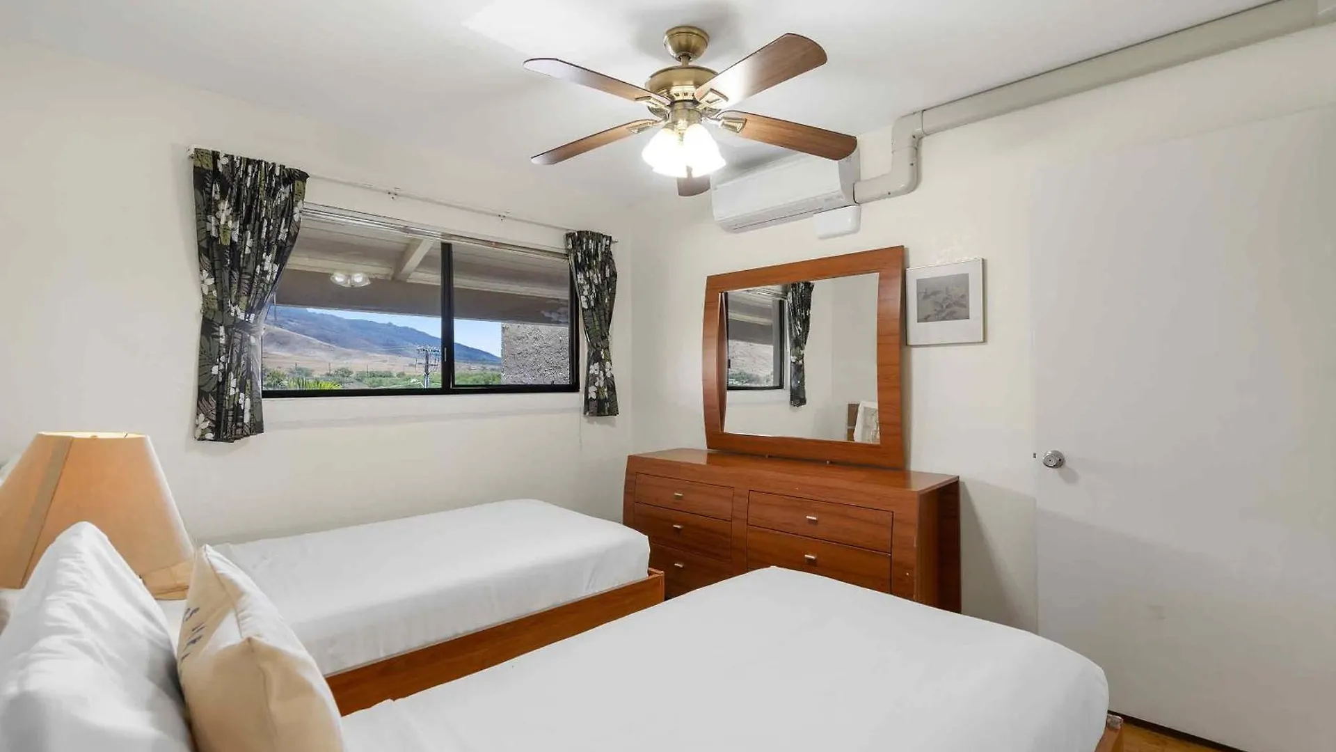 Lauloa 410 - Top Floor, Direct Ocean Front, Stunning Renovation, Wi-Fi, Split Ac Wailuku