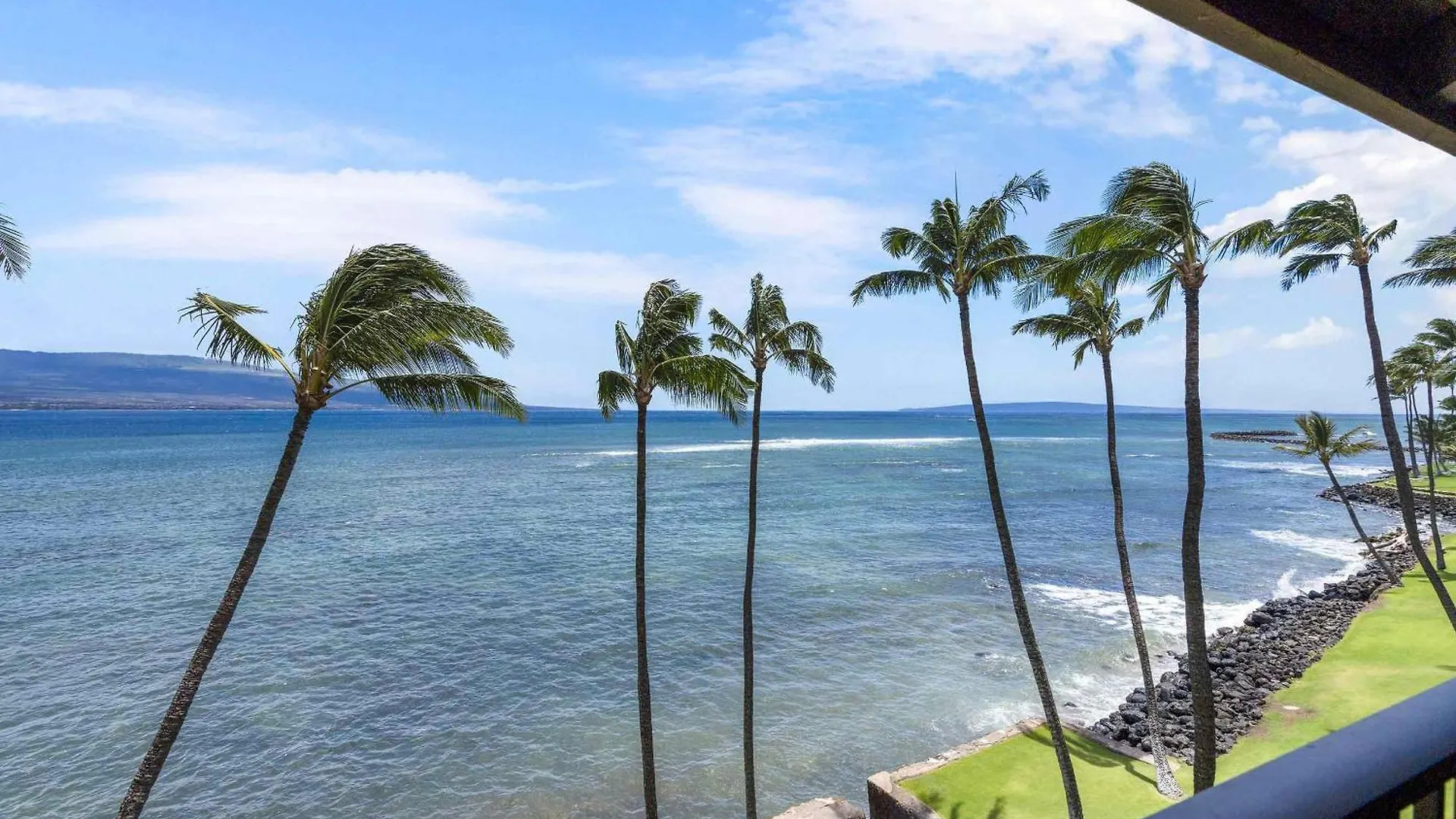 Lauloa 410 - Top Floor, Direct Ocean Front, Stunning Renovation, Wi-Fi, Split Ac Wailuku United States