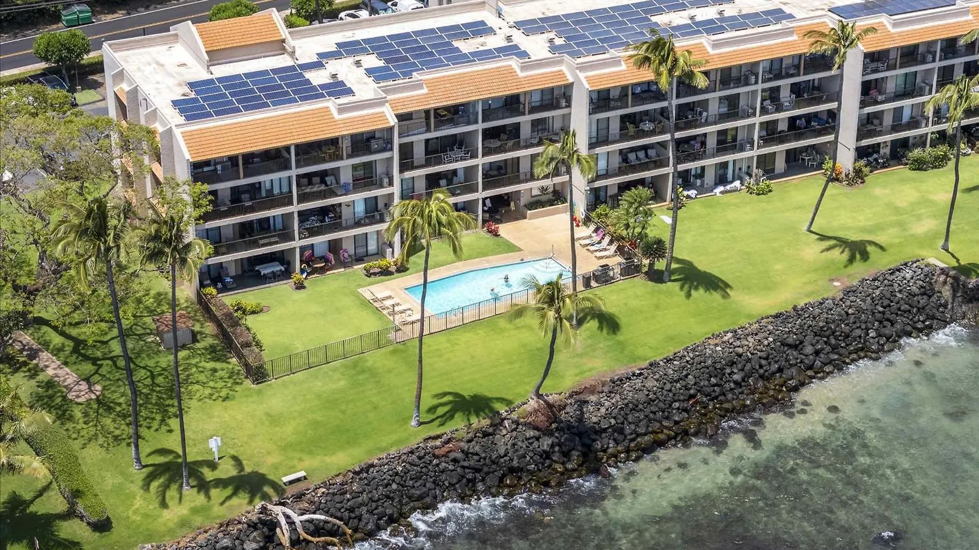 Lauloa 410 - Top Floor, Direct Ocean Front, Stunning Renovation, Wi-Fi, Split Ac Wailuku