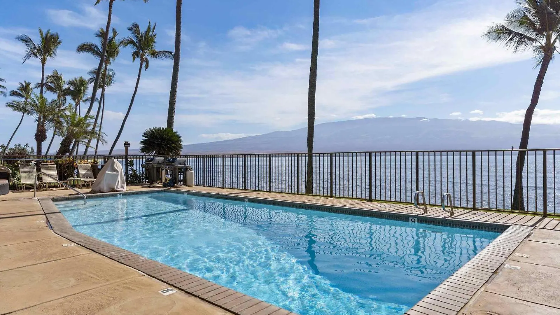 Lauloa 410 - Top Floor, Direct Ocean Front, Stunning Renovation, Wi-Fi, Split Ac Wailuku Holiday home