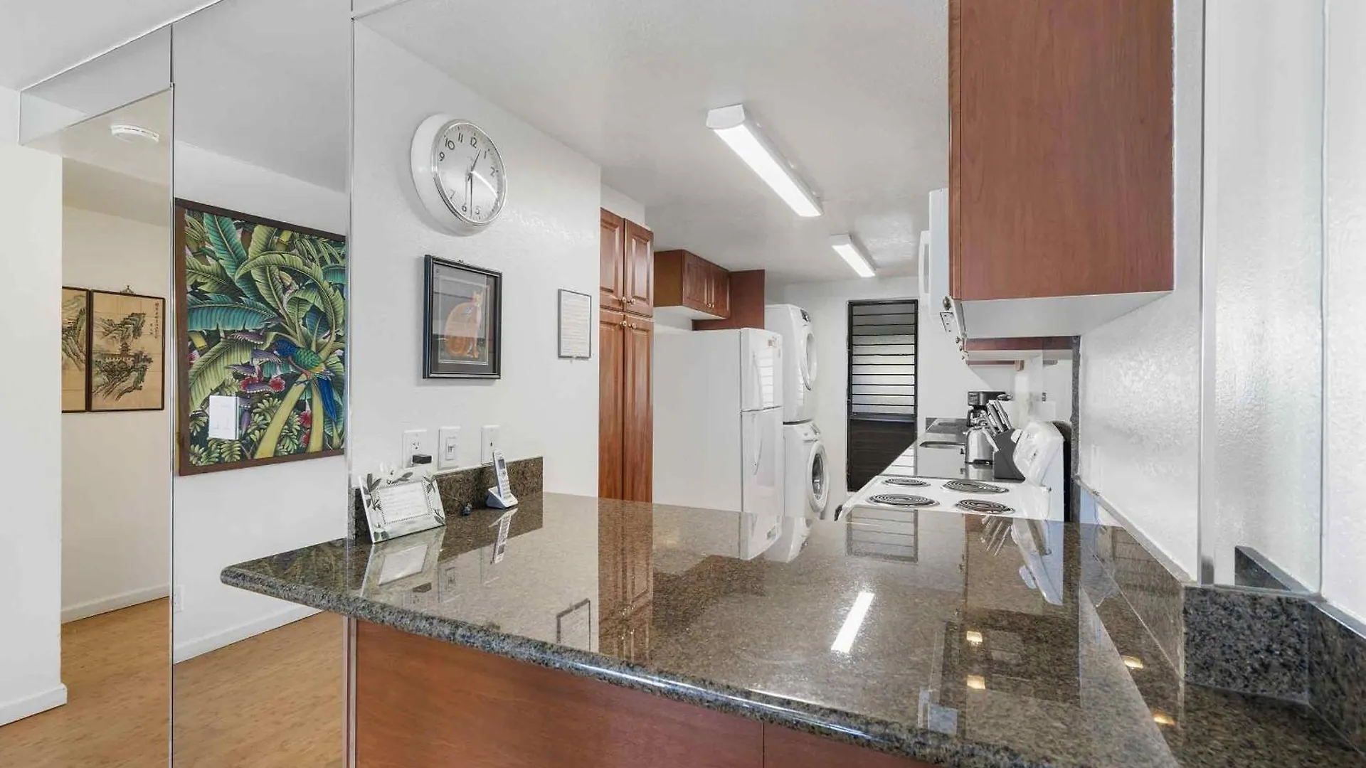 Lauloa 410 - Top Floor, Direct Ocean Front, Stunning Renovation, Wi-Fi, Split Ac Wailuku
