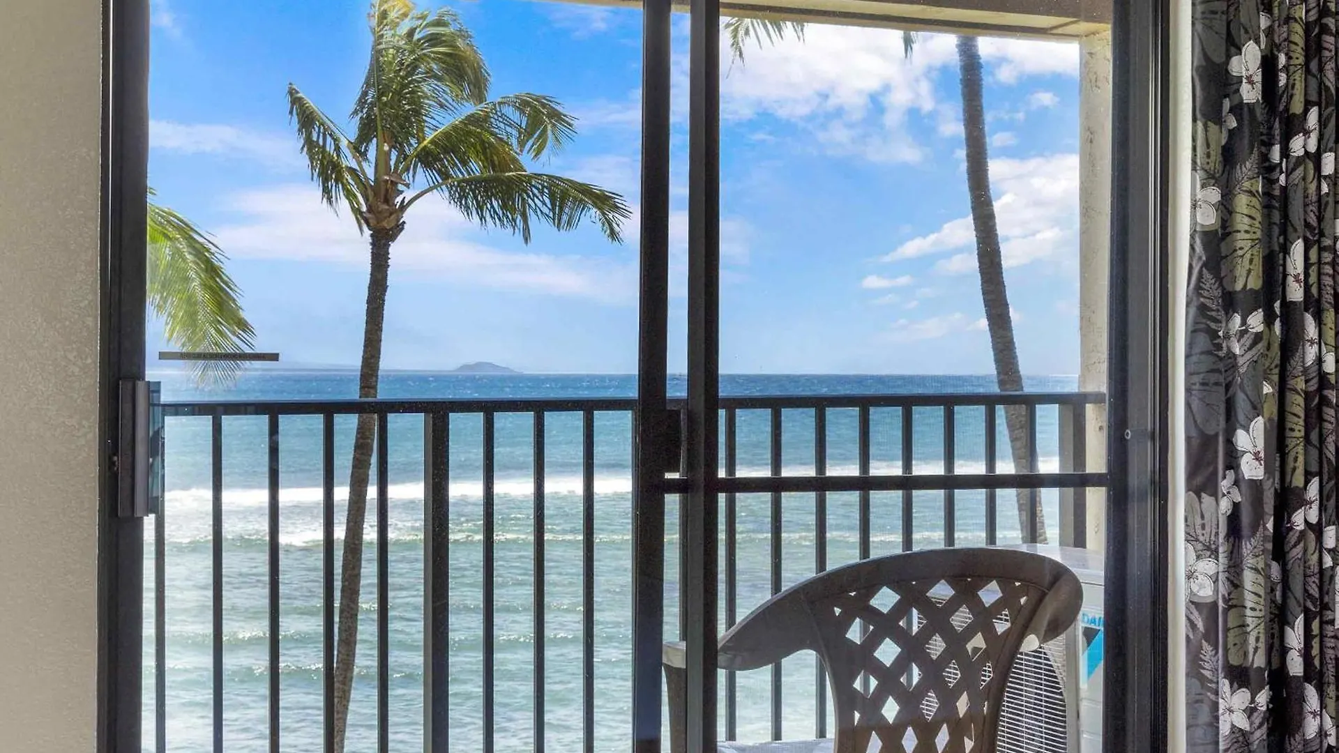 Holiday home Lauloa 410 - Top Floor, Direct Ocean Front, Stunning Renovation, Wi-Fi, Split Ac Wailuku
