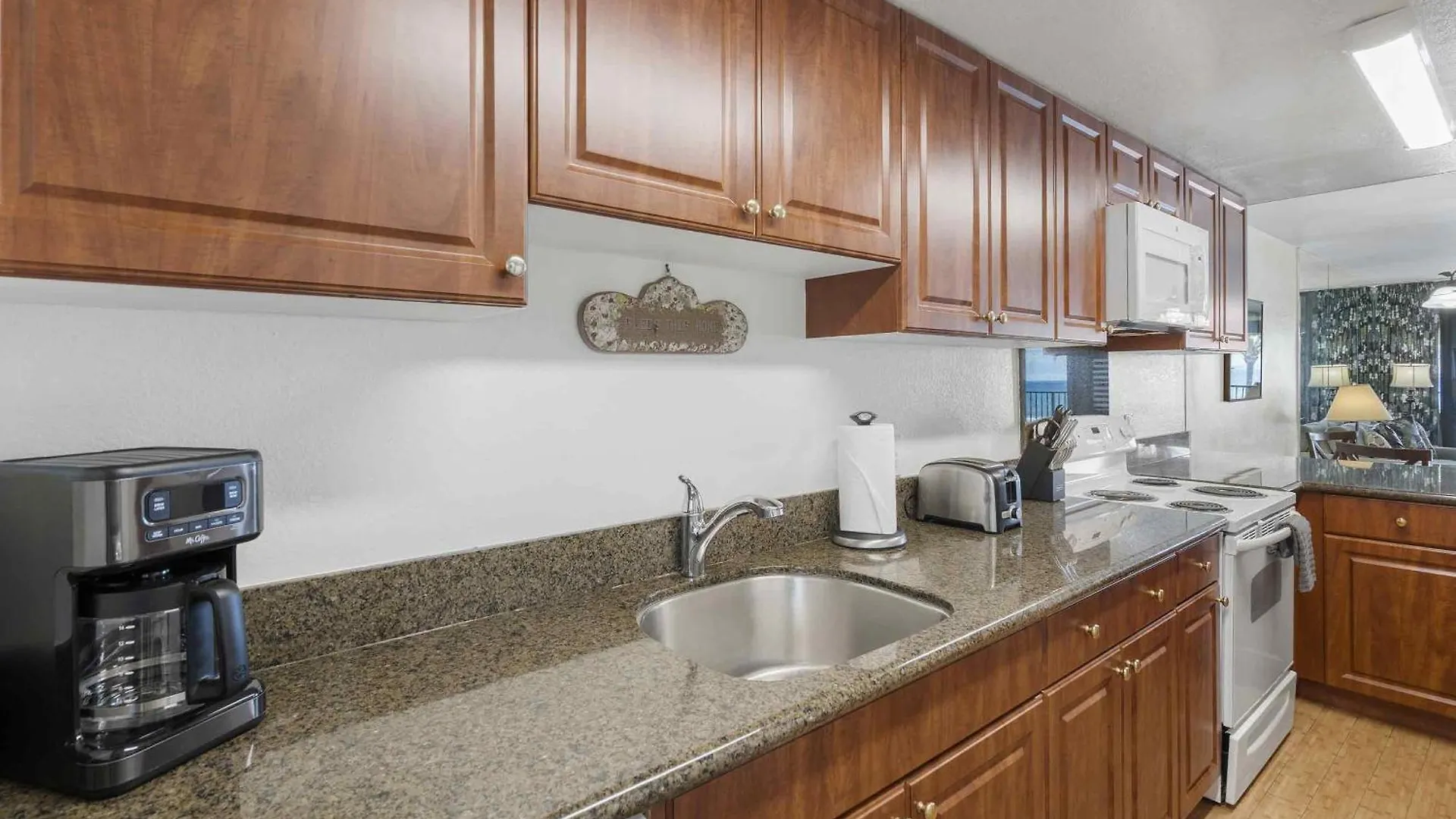 Lauloa 410 - Top Floor, Direct Ocean Front, Stunning Renovation, Wi-Fi, Split Ac Wailuku Holiday home