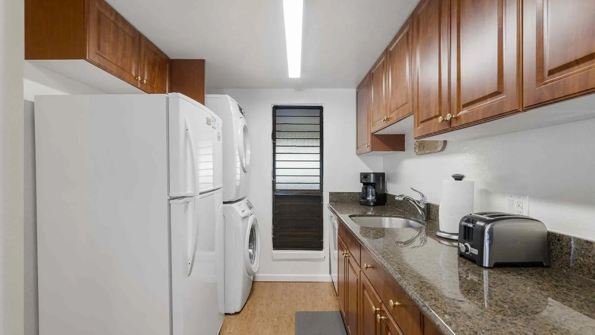 Holiday home Lauloa 410 - Top Floor, Direct Ocean Front, Stunning Renovation, Wi-Fi, Split Ac Wailuku