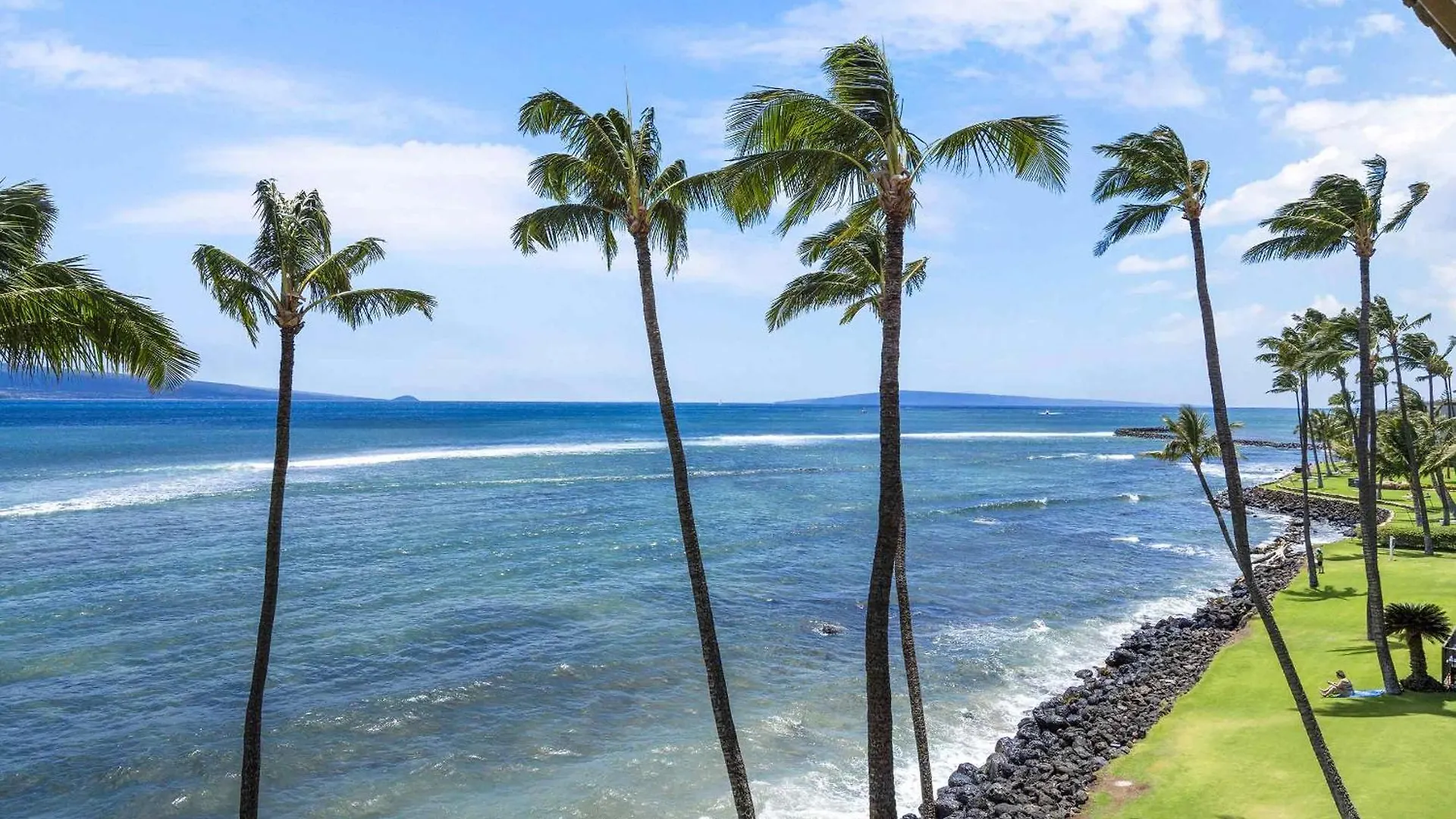Lauloa 410 - Top Floor, Direct Ocean Front, Stunning Renovation, Wi-Fi, Split Ac Wailuku Holiday home