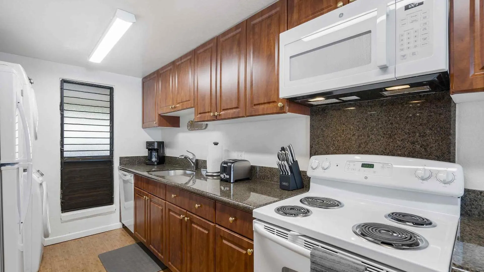 Lauloa 410 - Top Floor, Direct Ocean Front, Stunning Renovation, Wi-Fi, Split Ac Wailuku United States