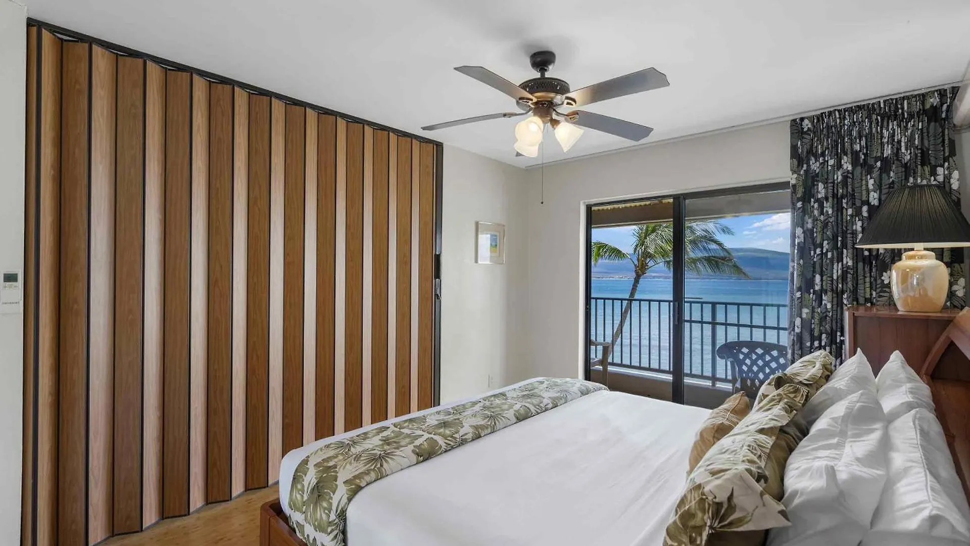 Lauloa 410 - Top Floor, Direct Ocean Front, Stunning Renovation, Wi-Fi, Split Ac Wailuku Holiday home