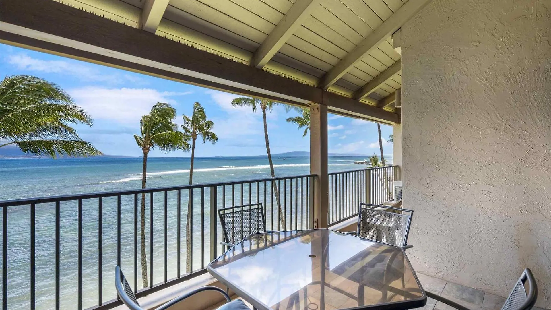 Lauloa 410 - Top Floor, Direct Ocean Front, Stunning Renovation, Wi-Fi, Split Ac Wailuku